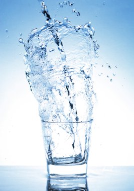 Cam dışında su sıçrama