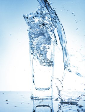 Cam dışında su sıçrama