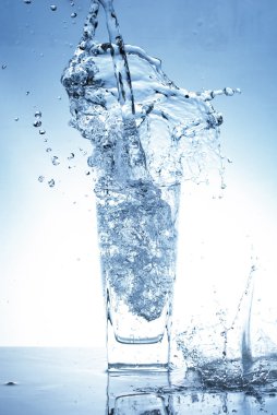 Cam dışında su sıçrama