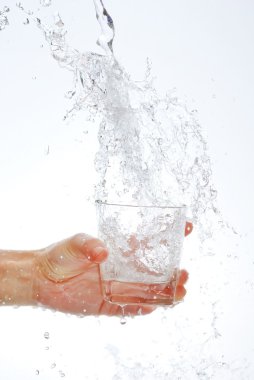 su şişesi elinde bir sprey su damlacıkları