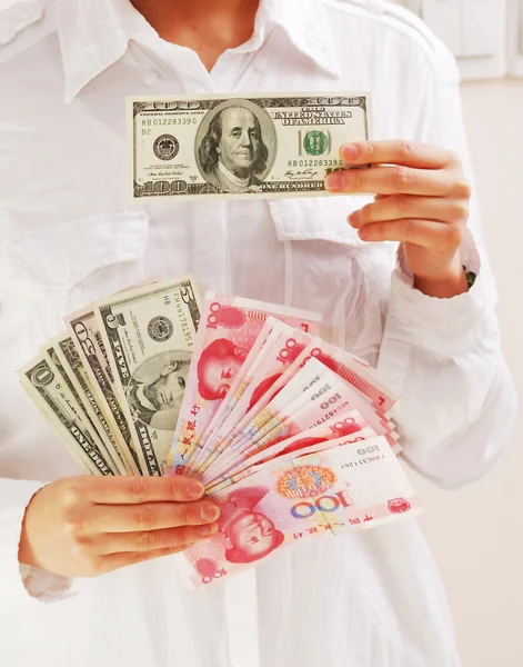 A girl is taking lots of chinese bills, RMB — Stock Photo, Image