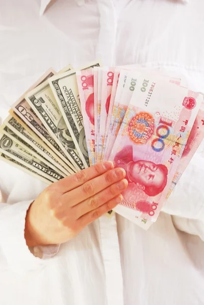 A girl is taking lots of chinese bills, RMB — Stock Photo, Image