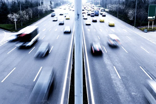 Autobahn mit vielen Autos. Blauton, hoher Kontrast und Bewegung b — Stockfoto