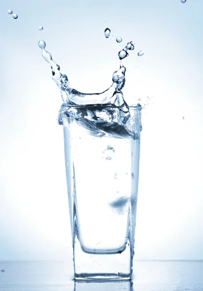 Wasser spritzt aus Glas — Stockfoto