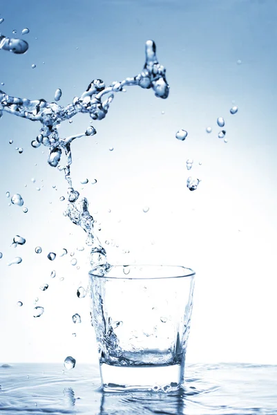 Wasser spritzt aus Glas — Stockfoto