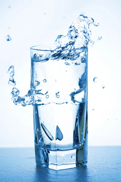 Wasser spritzt aus Glas — Stockfoto