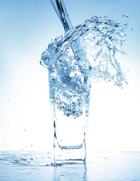 Wasser spritzt aus Glas — Stockfoto