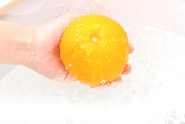 Свежий сладкий апельсин под каплей воды — стоковое фото