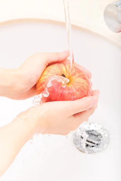 Cleaning apple — Stock Photo, Image