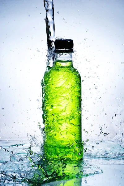 Stříkající vodě ze skla — Stock fotografie