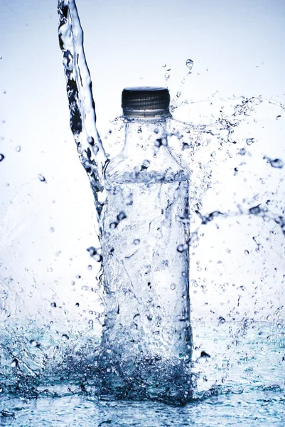 Wasser spritzt aus Glas — Stockfoto