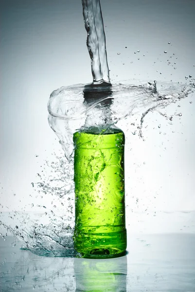 Cam dışında su sıçrama