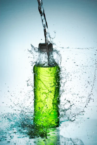 Wasser spritzt aus Glas — Stockfoto