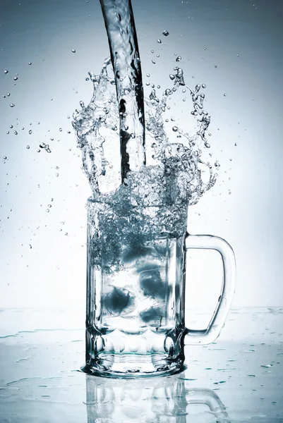 Wasser spritzt aus Glas — Stockfoto