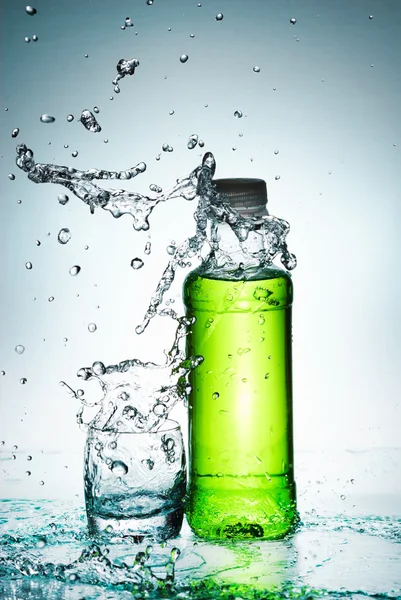 Stříkající vodě ze skla — Stock fotografie