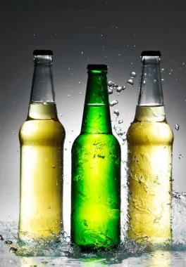 bira şişesiyle su sıçrama