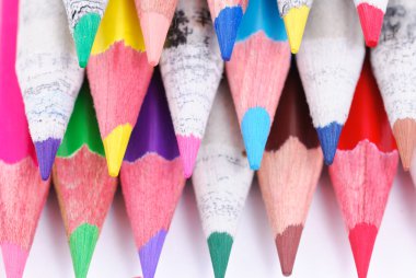 Beyaz arkaplanda izole edilmiş renkli kalemler yakın plan