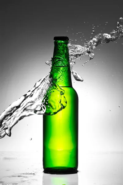 Bierfles met water splash — Stockfoto