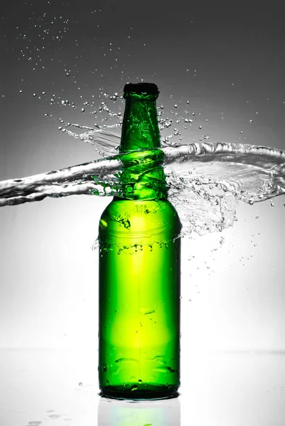 Botella de cerveza con agua salpicada — Foto de Stock