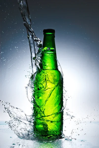 Bierfles met water splash — Stockfoto