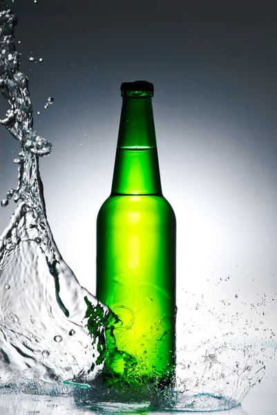 Bierflasche mit Wasserspritzer — Stockfoto