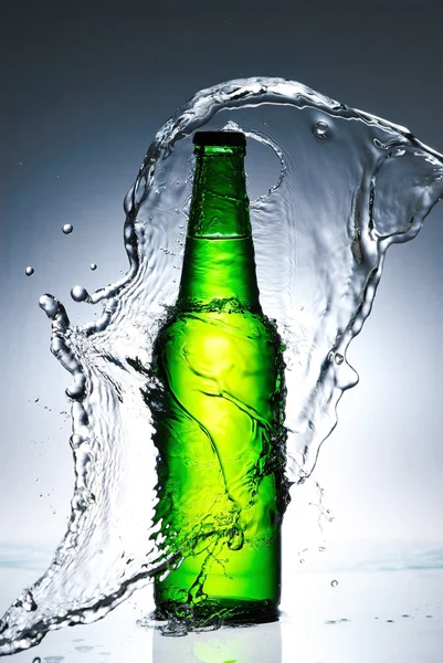 Bierfles met water splash — Stockfoto