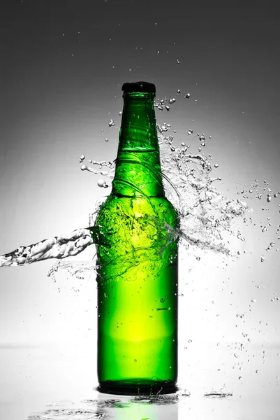 Bira şişesiyle su sıçrama — Stok fotoğraf