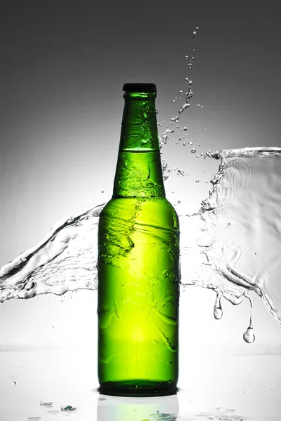 Bierfles met water splash — Stockfoto