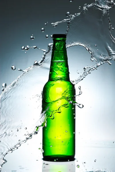 Bierflasche mit Wasserspritzer — Stockfoto