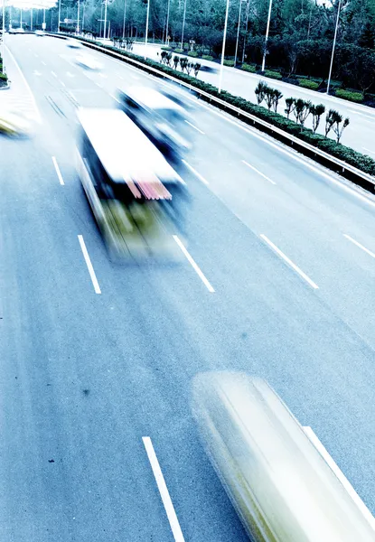 Highway with lots of cars. Blue tint, high contrast and motion b — Stock Photo, Image