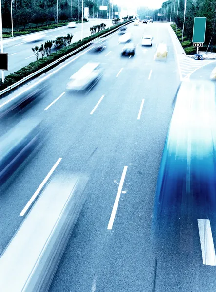 Highway with lots of cars. Blue tint, high contrast and motion b — Stock Photo, Image