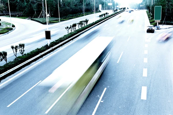 Highway with lots of cars. Blue tint, high contrast and motion b — Stock Photo, Image