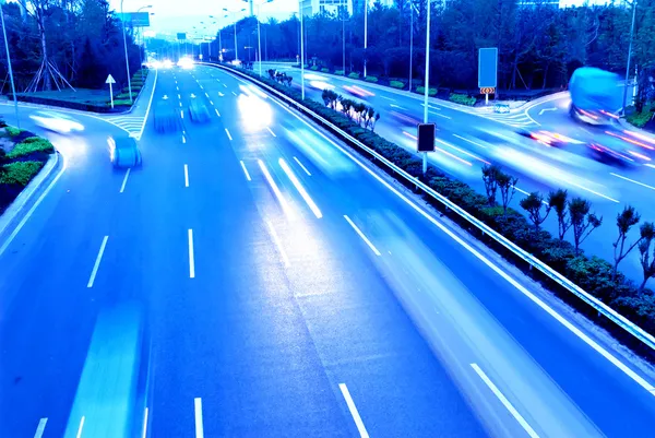 Autostrada con un sacco di auto. Tinta blu, alto contrasto e movimento b — Foto Stock