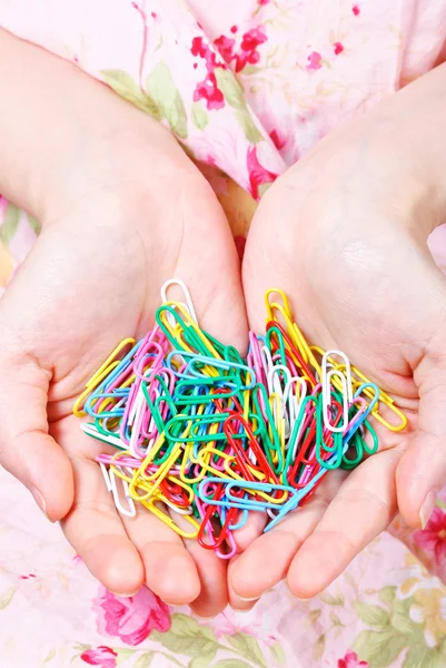 Hands full of paper clips — Stock Photo, Image