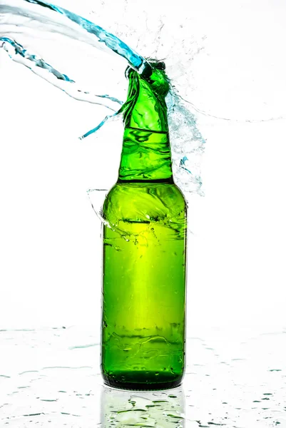 Bierflasche mit Wasserspritzer — Stockfoto