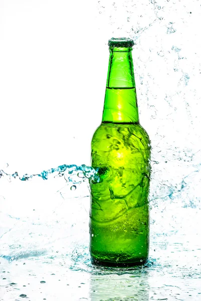 Butelki piwa z plusk wody — Zdjęcie stockowe