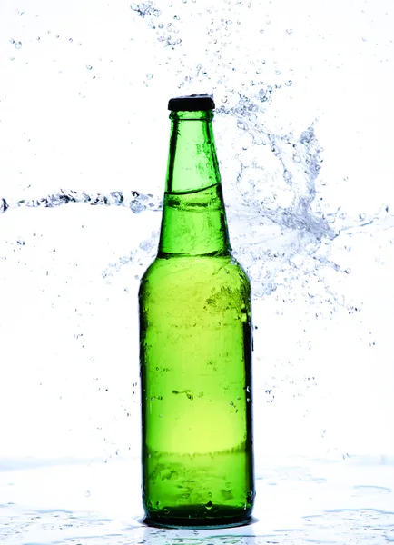 Pivní láhev s vodou stříkající — Stock fotografie