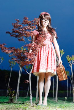 Yeşil çimenlerin üzerinde oturan esmer