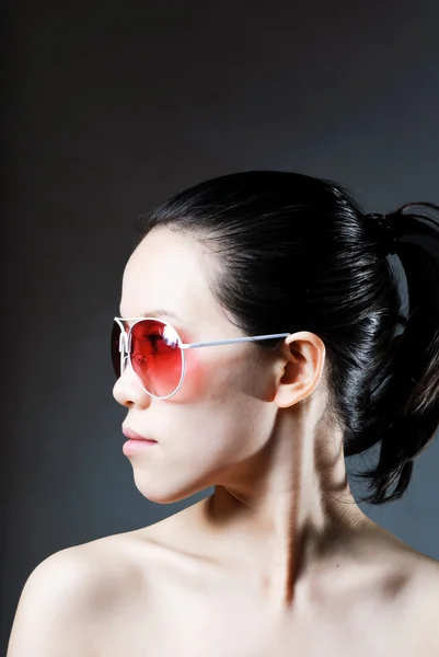 Women in shaw was wearing dark sunglasses — Stock Photo, Image