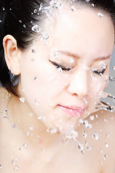 Belle femme humide visage avec goutte d'eau — Photo