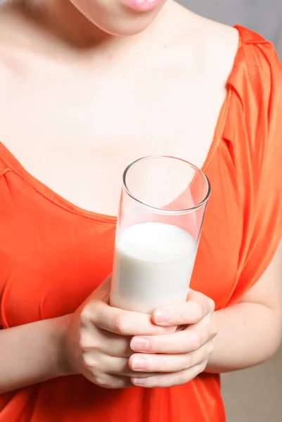 Jeune femme avec un verre de lait — Photo
