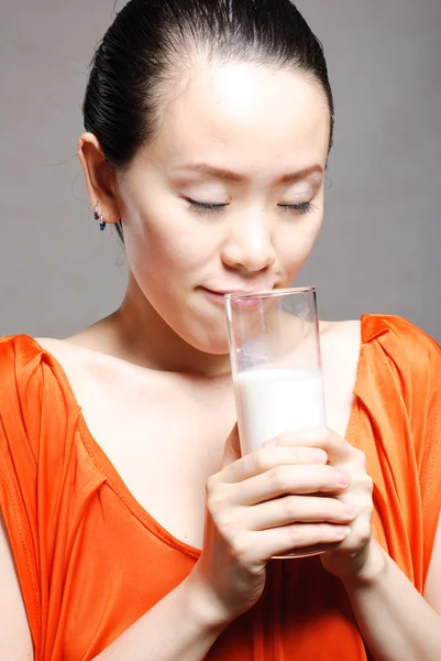 Νεαρή γυναίκα με ένα ποτήρι γάλα — Φωτογραφία Αρχείου