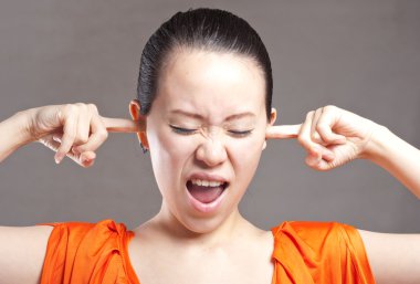 kadın baş ağrısı olan tutar