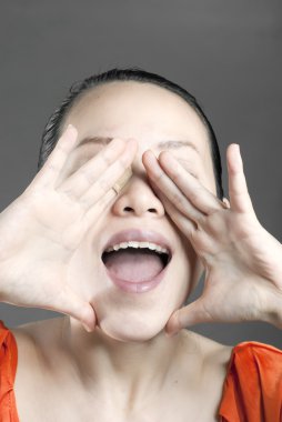 genç kadın üzerinde izole beyaz arka plan bağırıyor.