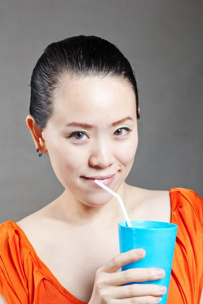 Retrato de mulher com garrafa de água — Fotografia de Stock