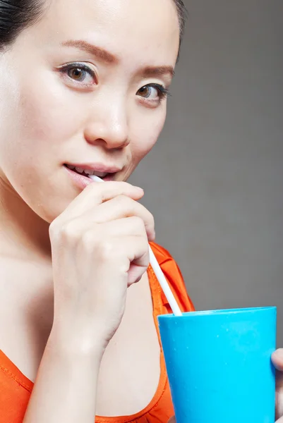 Portrait of woman with bottle of water — Stock Photo, Image