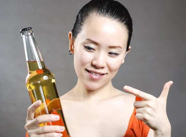 kadın bir bira çadır