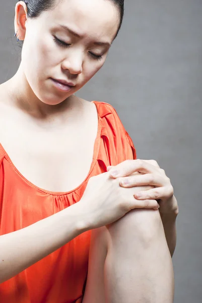 Leg Injury. Woman holding on sore knee. — Stock Photo, Image