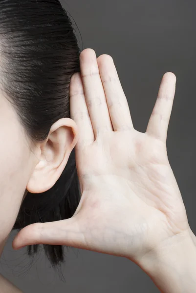 Mujer joven escuchando de cerca . — Foto de Stock