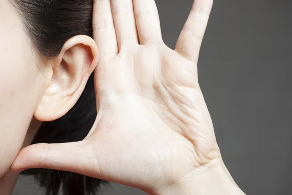 Mujer joven escuchando de cerca . — Foto de Stock